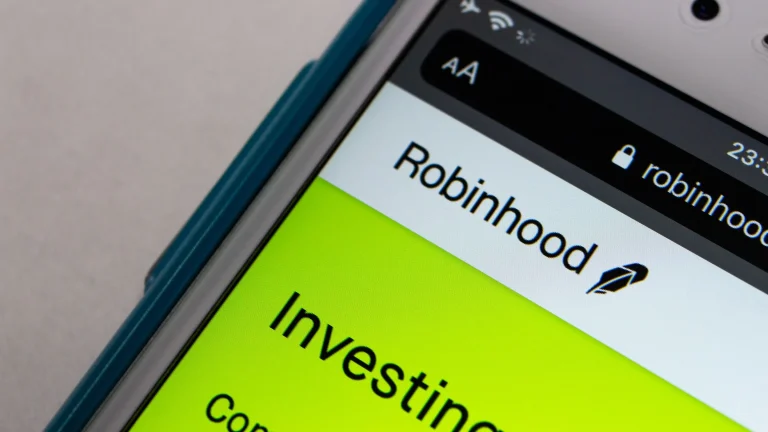 AMC CEO Blasts Robinhood Over Stock Token Linked to AMC Shares