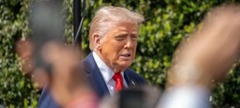Warren, Blumenthal Push SEC to Investigate Trump’s Memecoin Losses